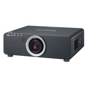 Alquiler Proyector de video profesional Panasonic PT-DW6300EK. Formato panorámico y alta resolución de 6.000 lumens para eventos y presentaciones.